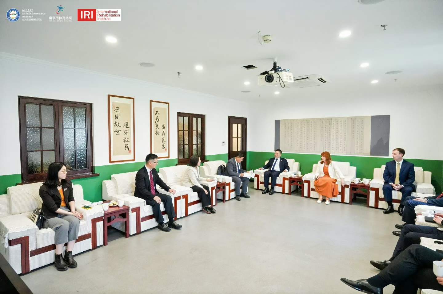 Meeting between the visiting delegation and hospital leadership